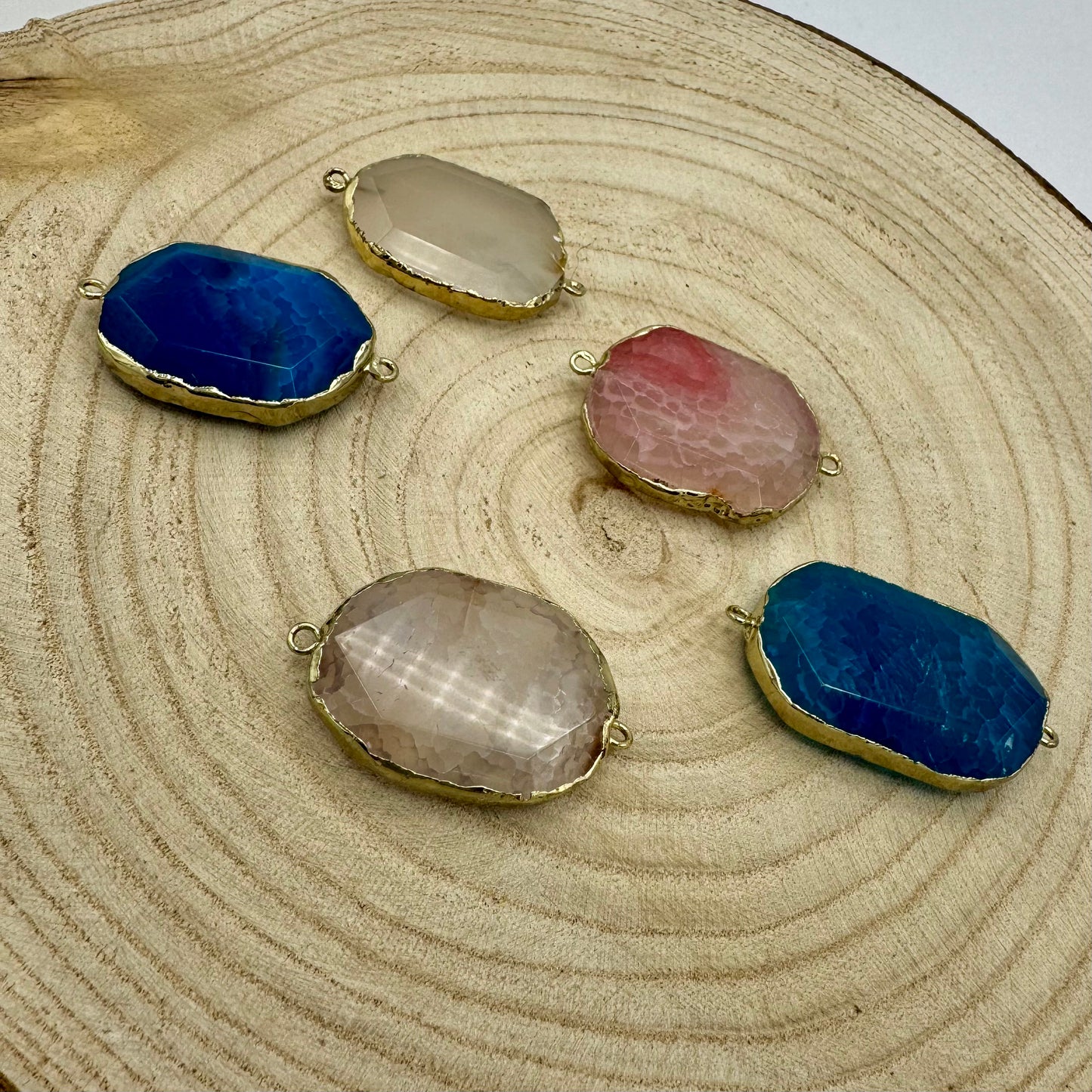 Pendentes de Pedra Pulida e Dourado VARIEDADES