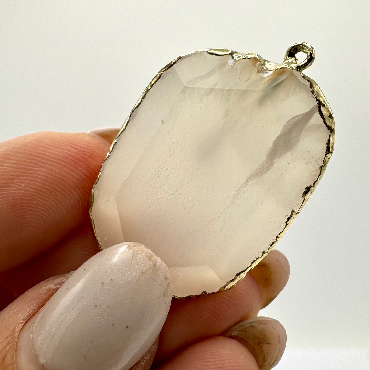 Pendentes de Pedra Pulida e Dourado VARIEDADES
