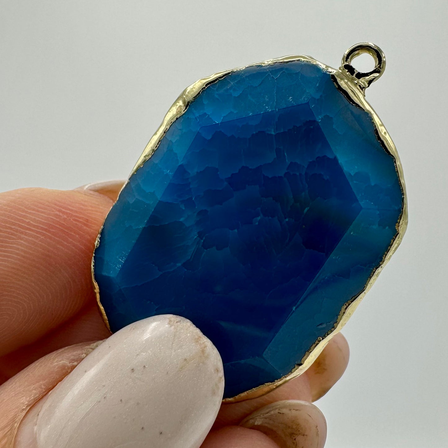 Pendentes de Pedra Pulida e Dourado VARIEDADES