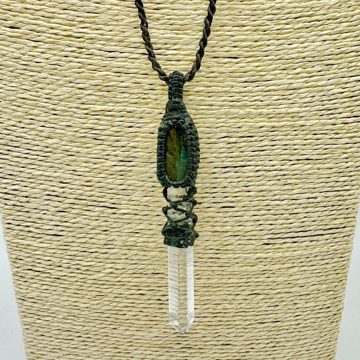 Amuleto Obelisco Quartzo Cristal e Labradorite