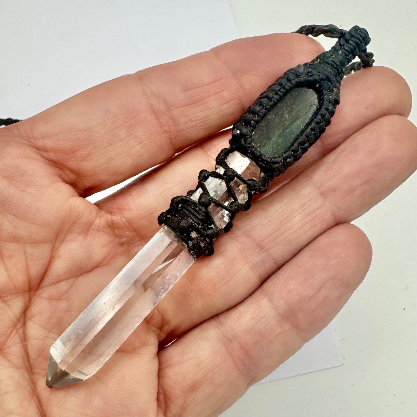Amuleto Obelisco Quartzo Cristal e Labradorite