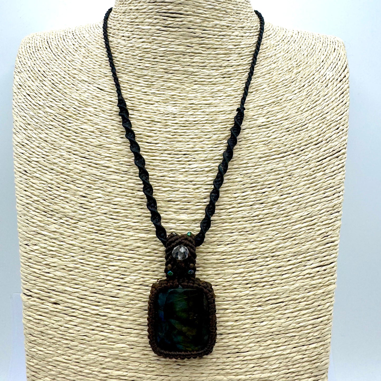 Fio Macramê Trbalhado Quadrado Labradorite com Pedra Cristal
