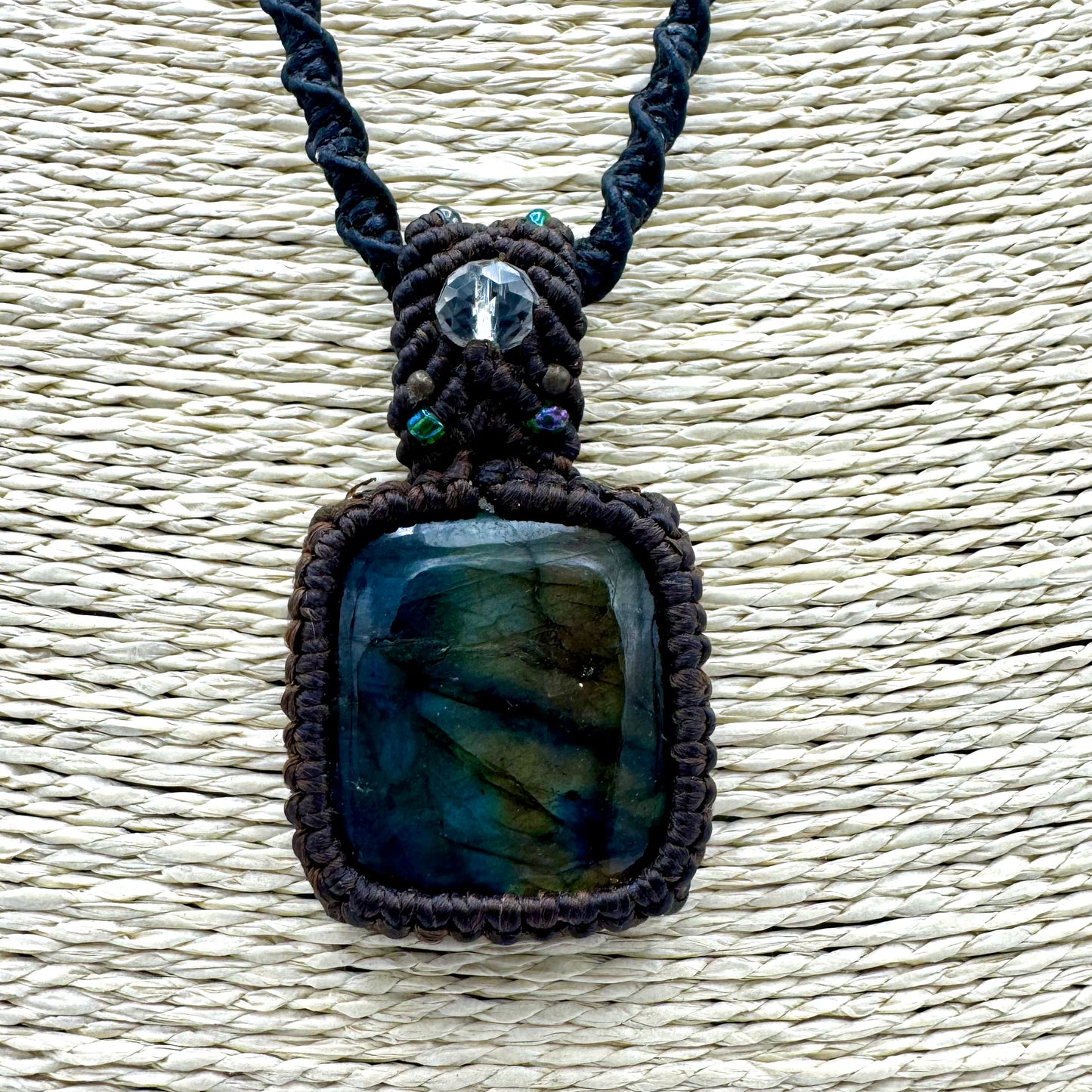 Fio Macramê Trbalhado Quadrado Labradorite com Pedra Cristal