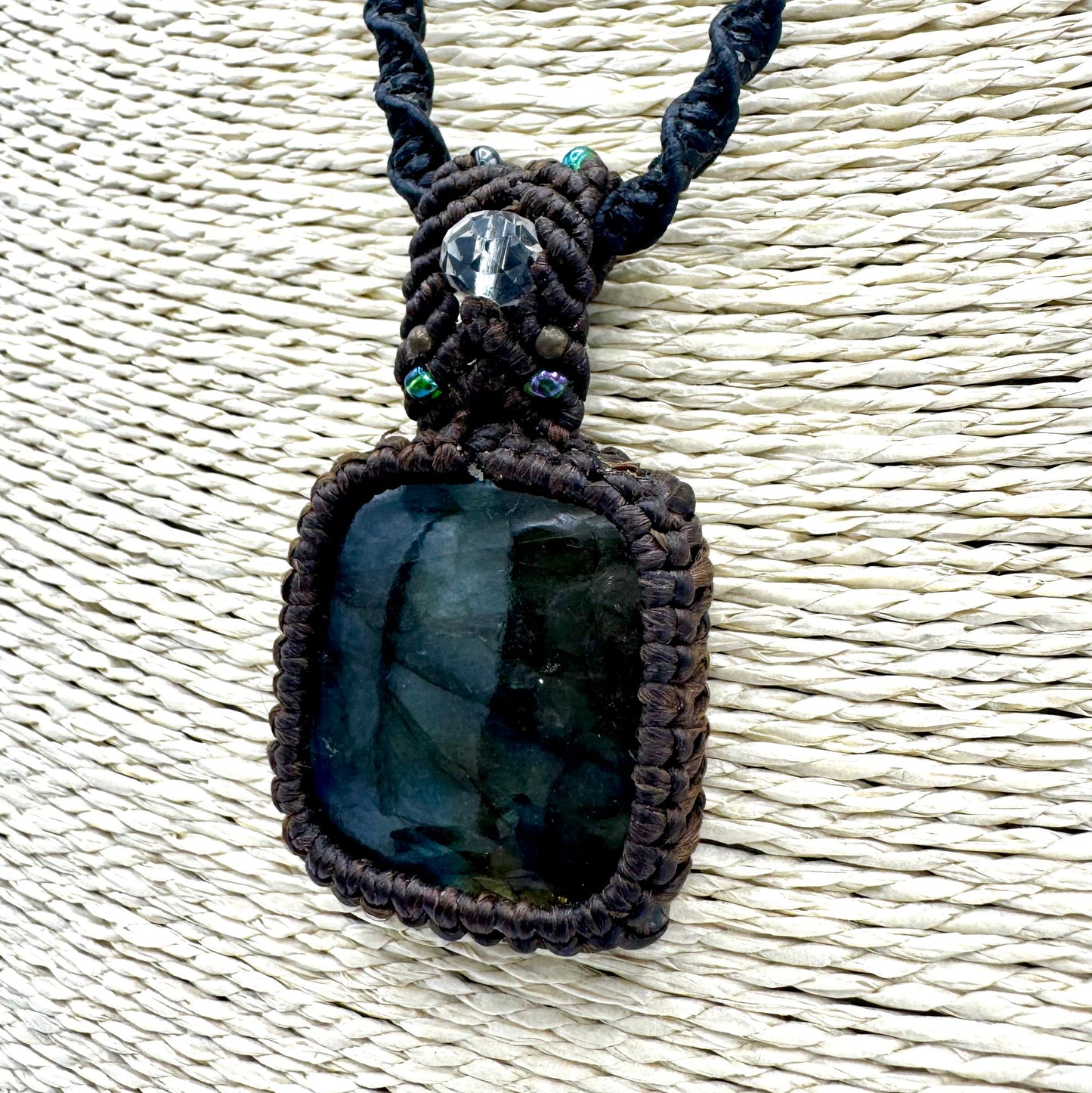 Fio Macramê Trbalhado Quadrado Labradorite com Pedra Cristal