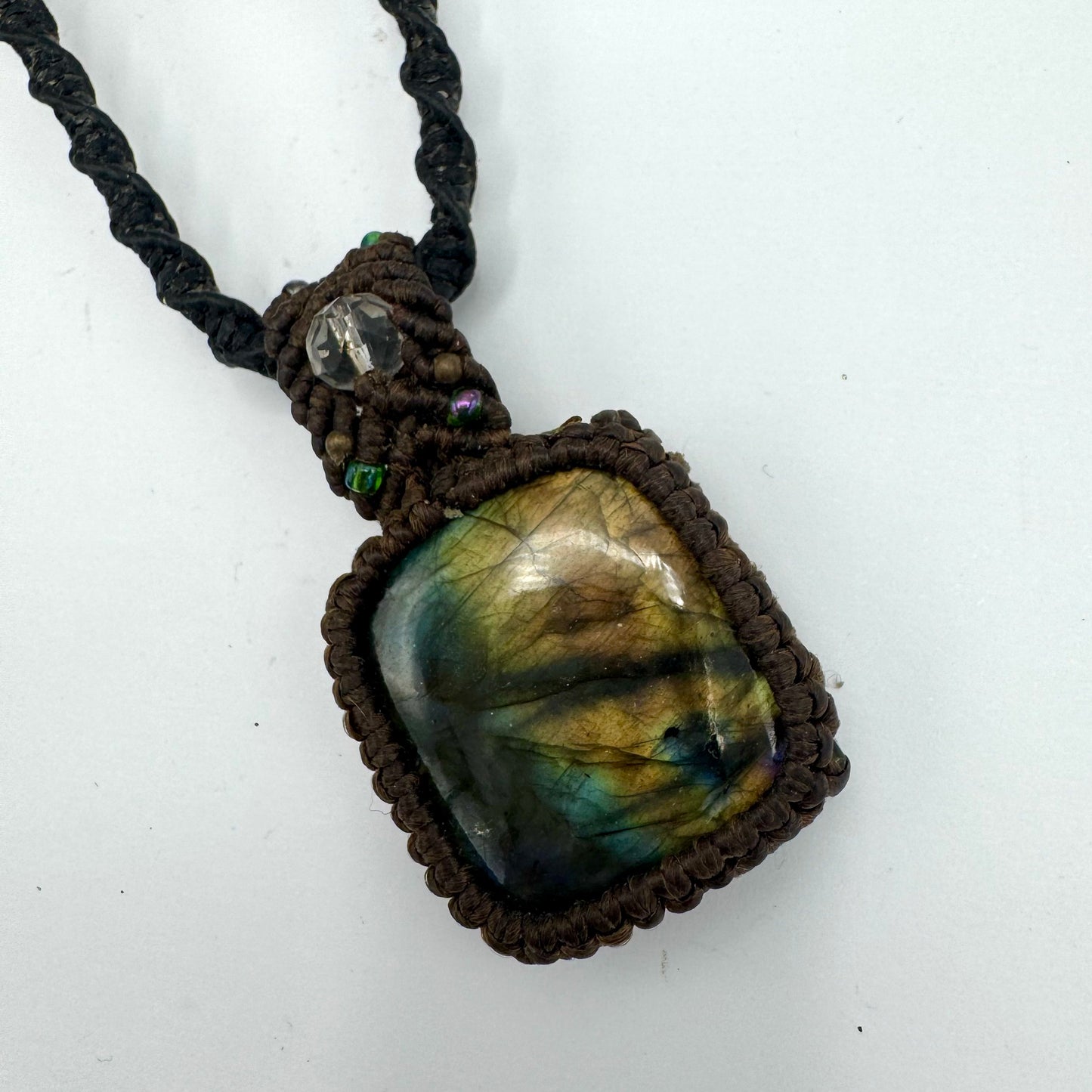 Fio Macramê Trbalhado Quadrado Labradorite com Pedra Cristal