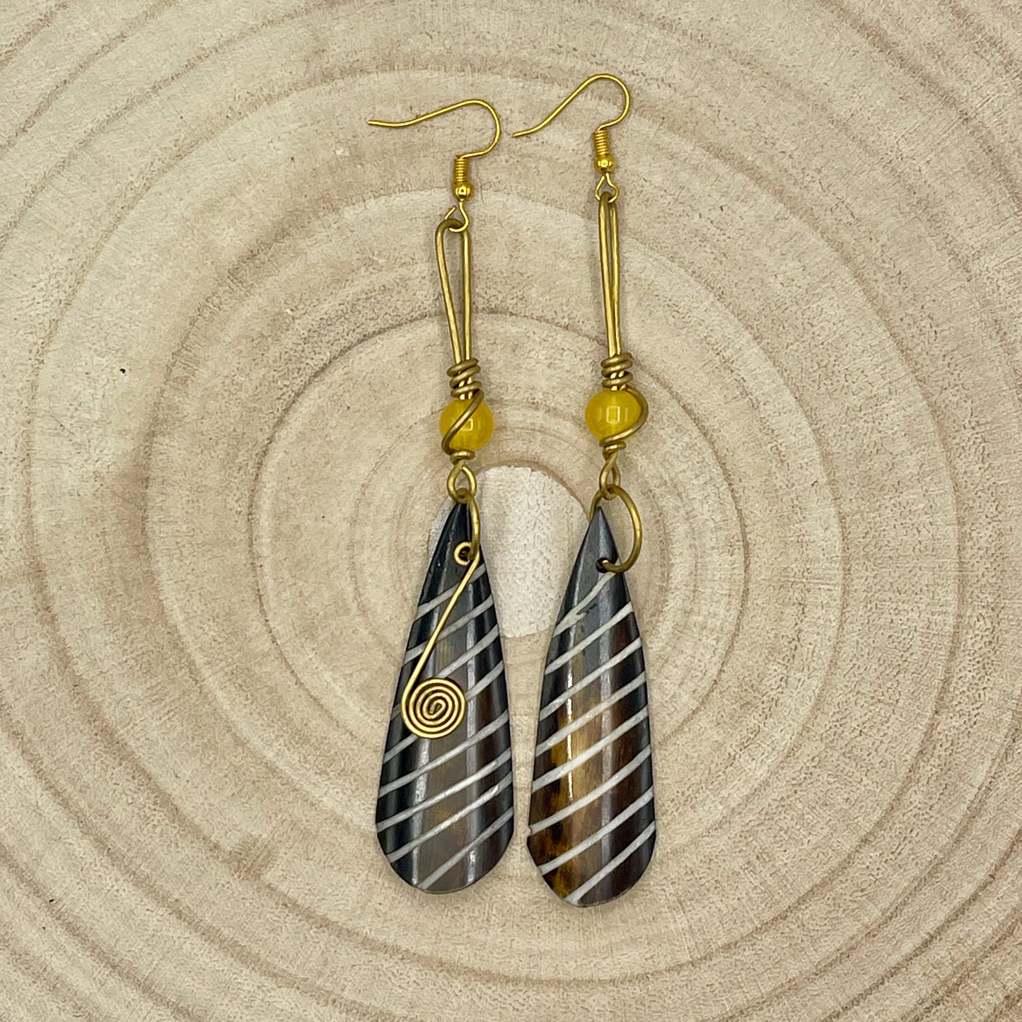 Brincos Dispares Caracol (Variedades) Amarelo - Essencia Pura
