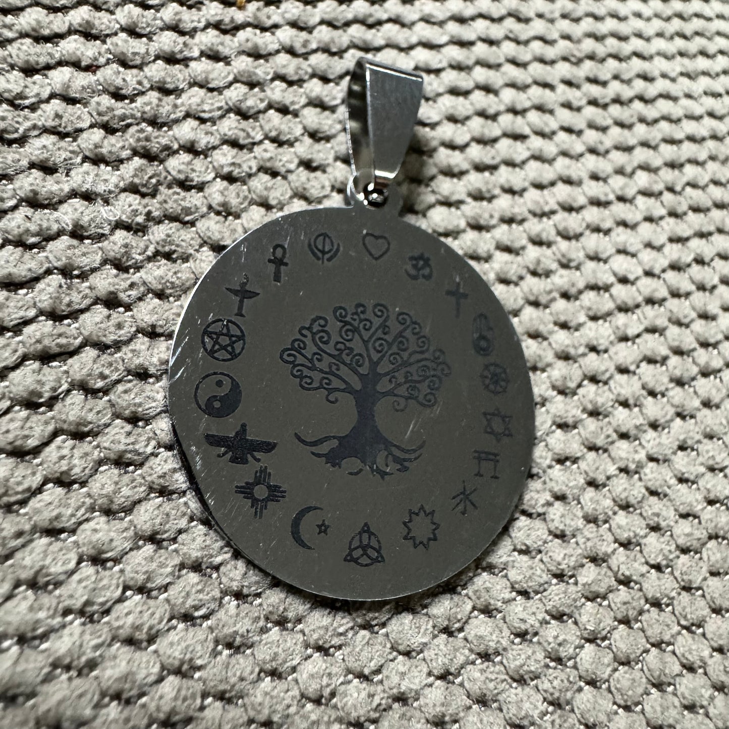 Medalhão Árvore com Simbolos Prateado