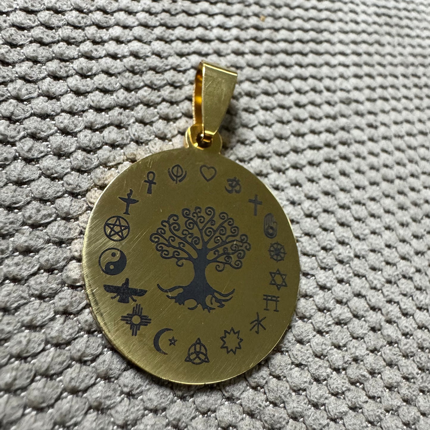 Medalhão Árvore com Simbolos Dourado