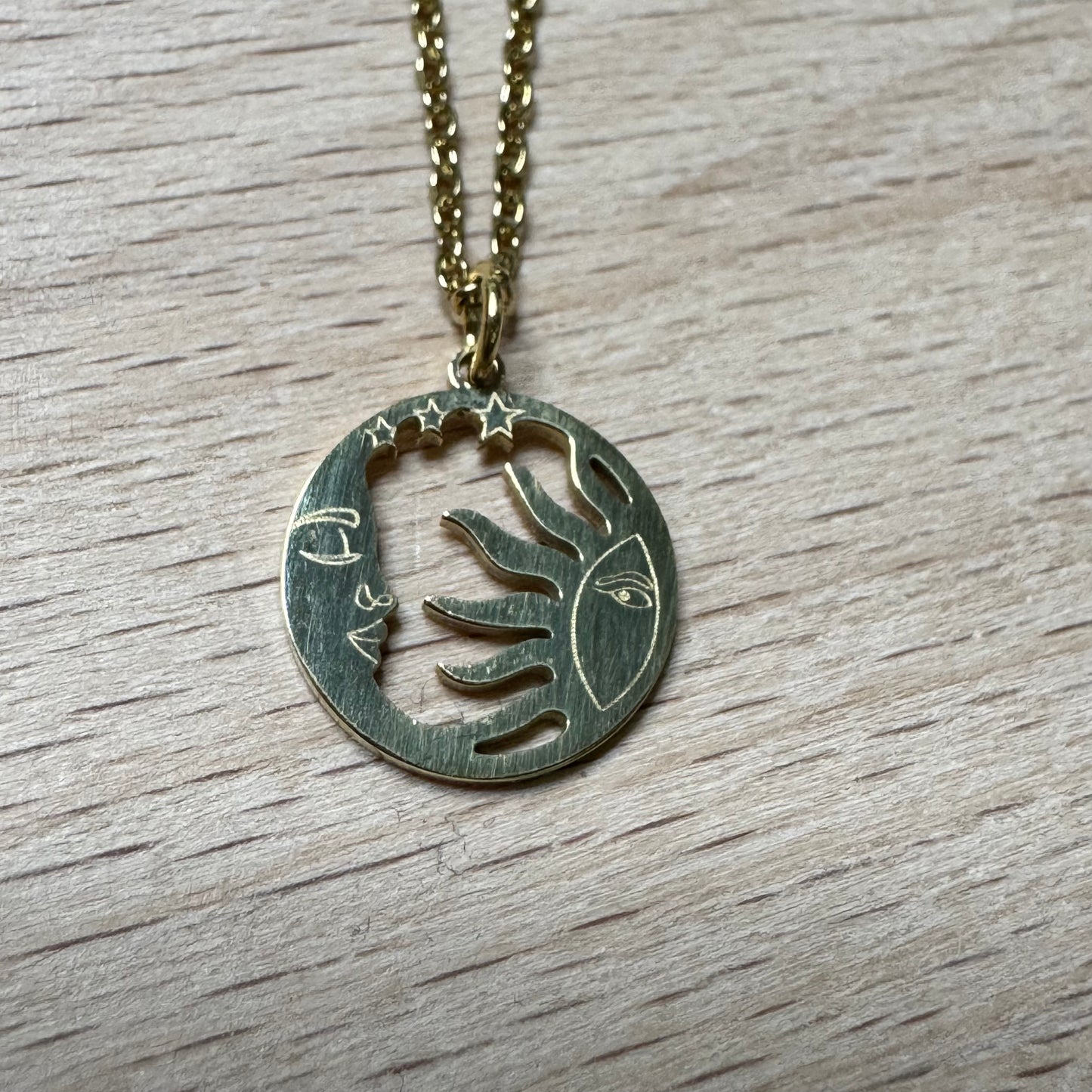 Fio Mini Circulo com Sol e Lua Dourado