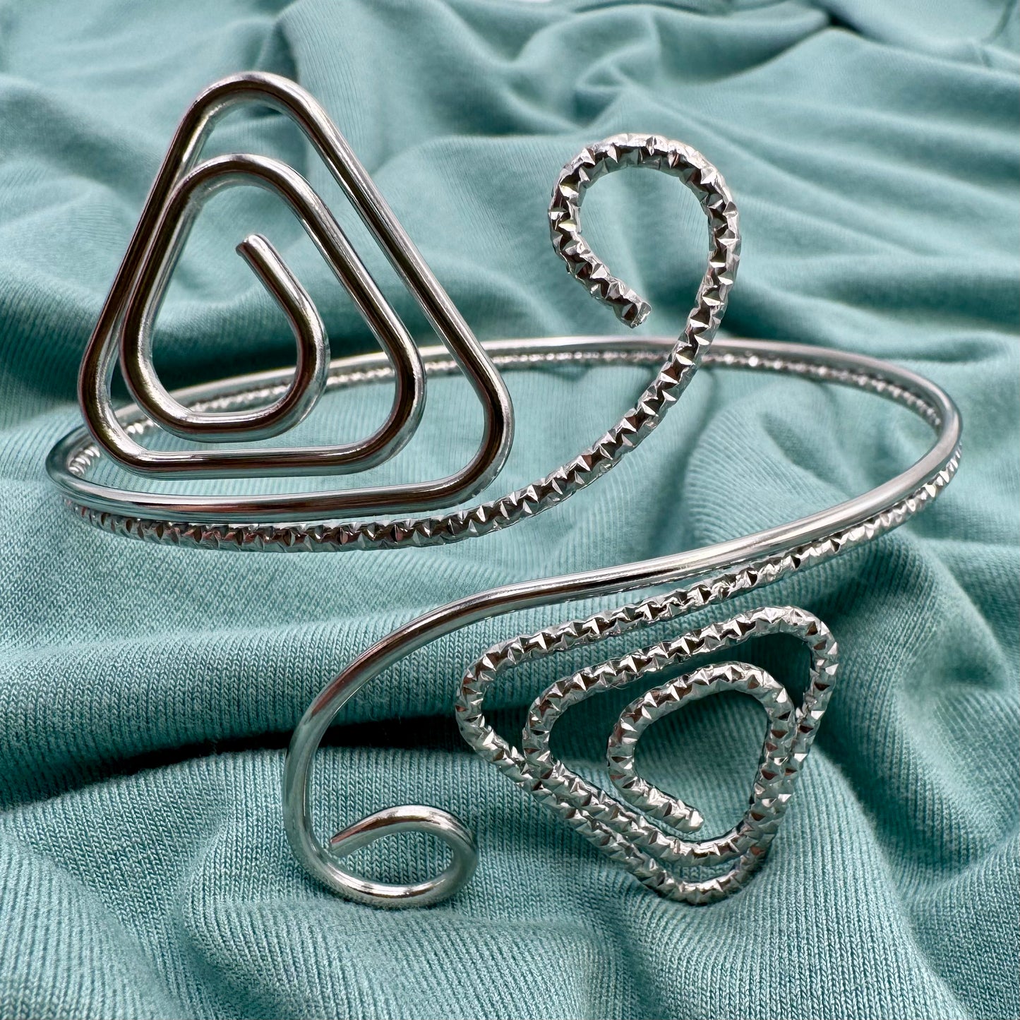 Braçadeira Triangulos Dobrados Prateado
