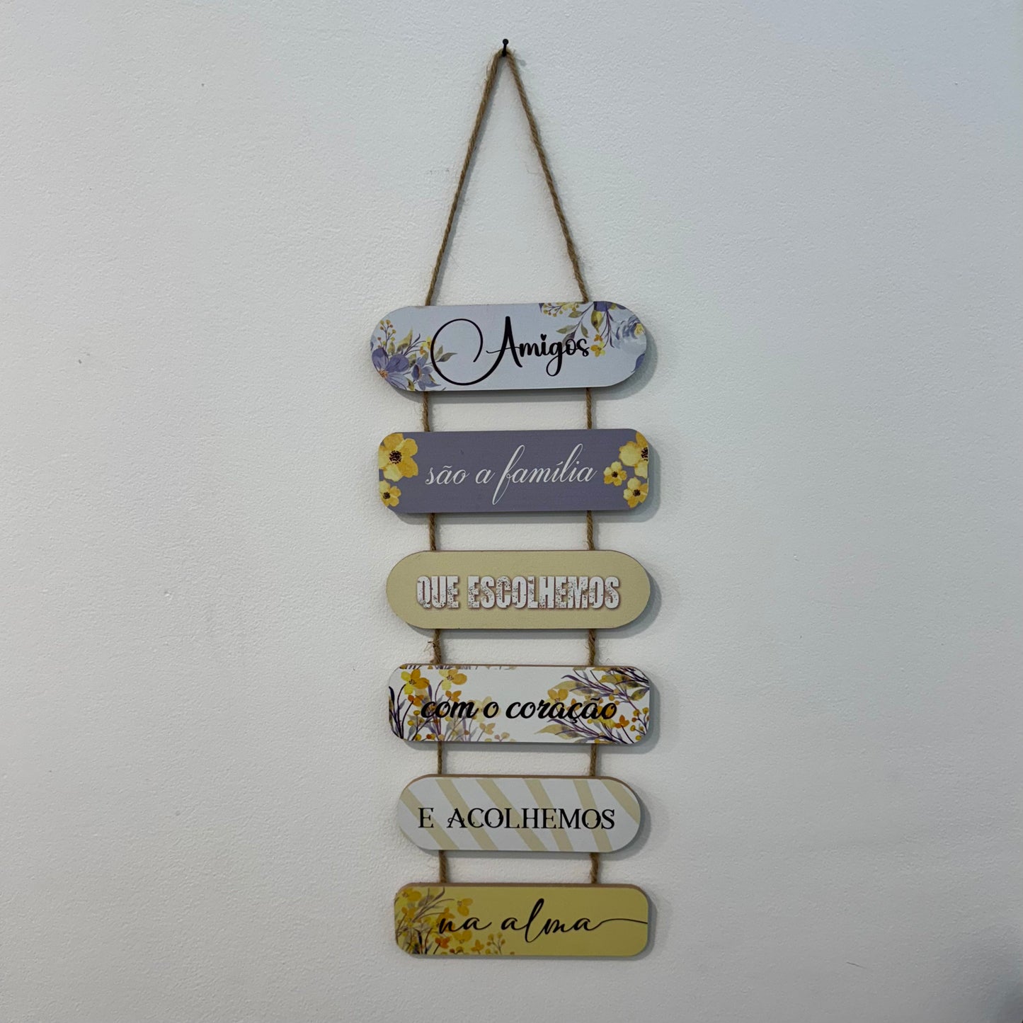 Placa Parede MDF - amigos são a família...