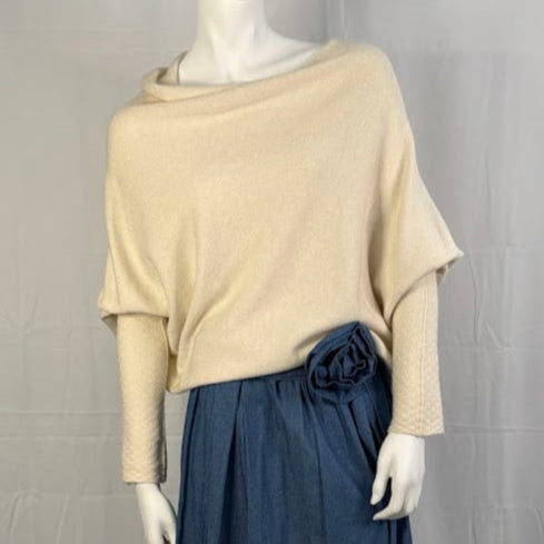 Blusa malha manga morcego corte diagonal Camel