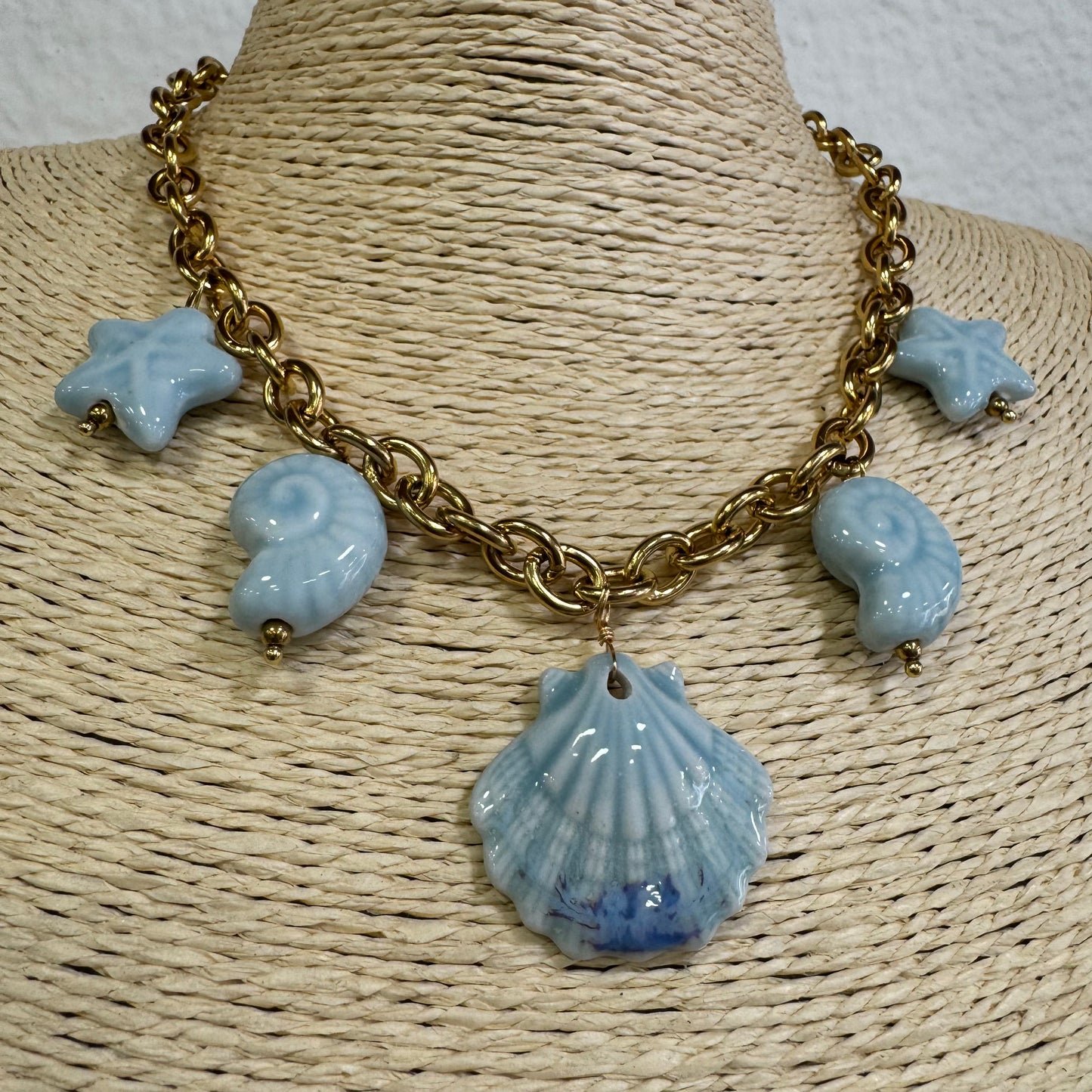 Fio Grosso com Pingentes Marinhos Louça Azul - Dourado