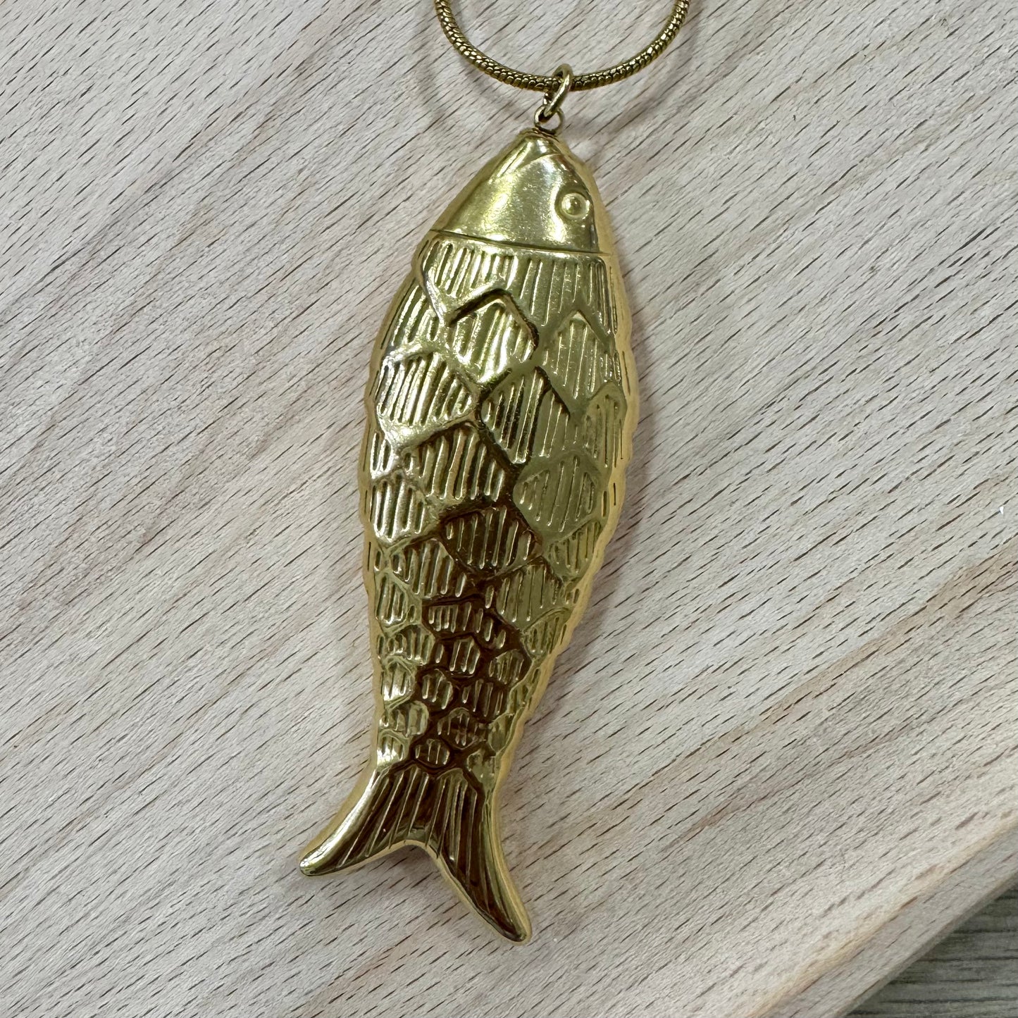 Colar Comprido Peixe Grande Dourado