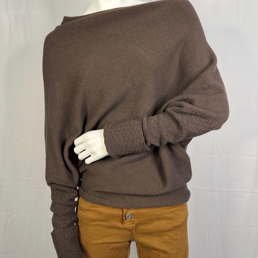 Blusa malha manga morcego corte diagonal Camel