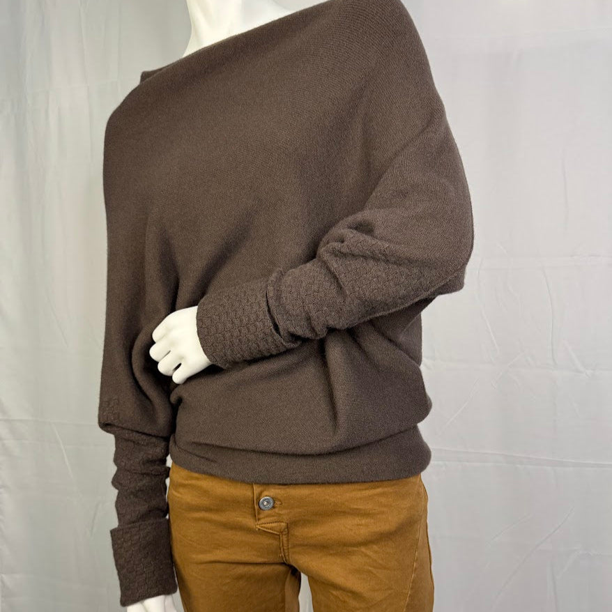 Blusa malha manga morcego corte diagonal Camel