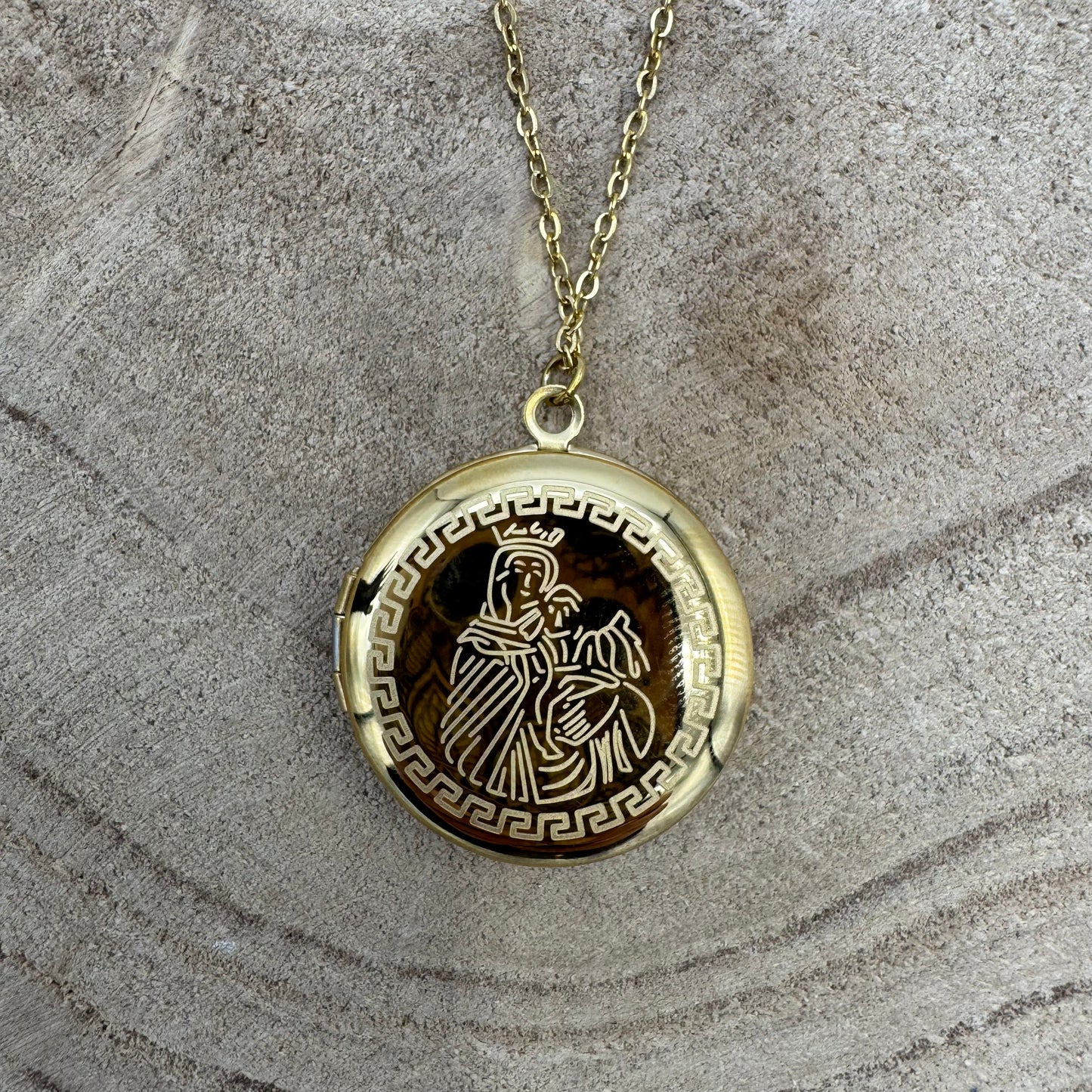 Fio Medalhão Porta Retratos Santa Dourado