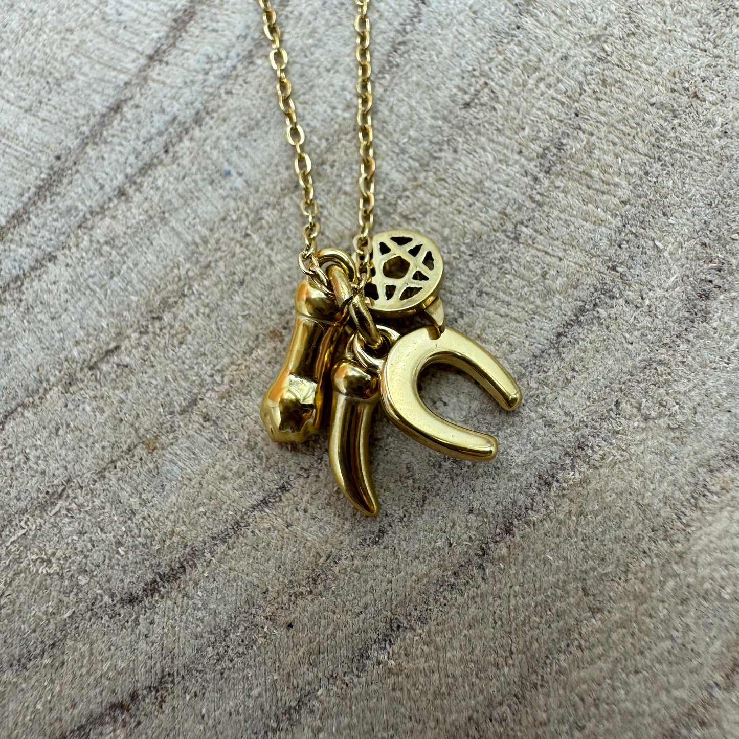 Fio Amuletos Inox Dourado