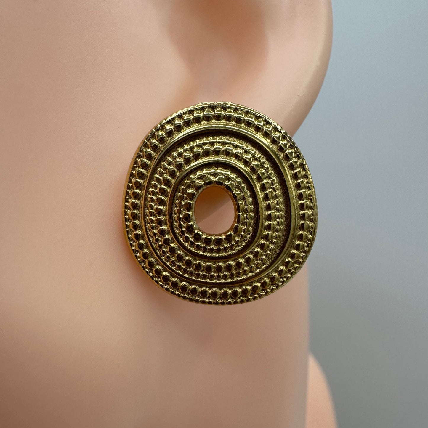 Brincos Medalhões Trabalhados e Furados Dourado