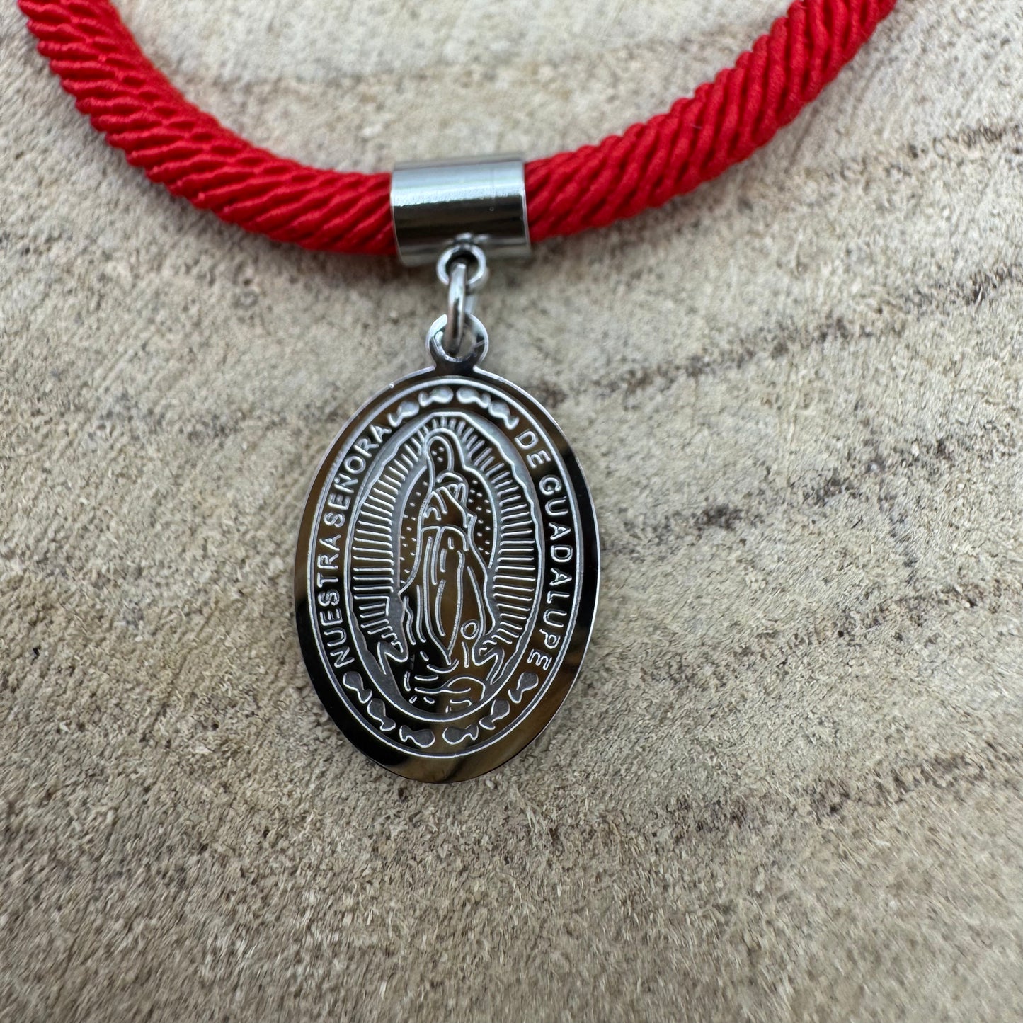 Pulseira Corda Vermelha Nossa Senhora de Guadalupe Prateado