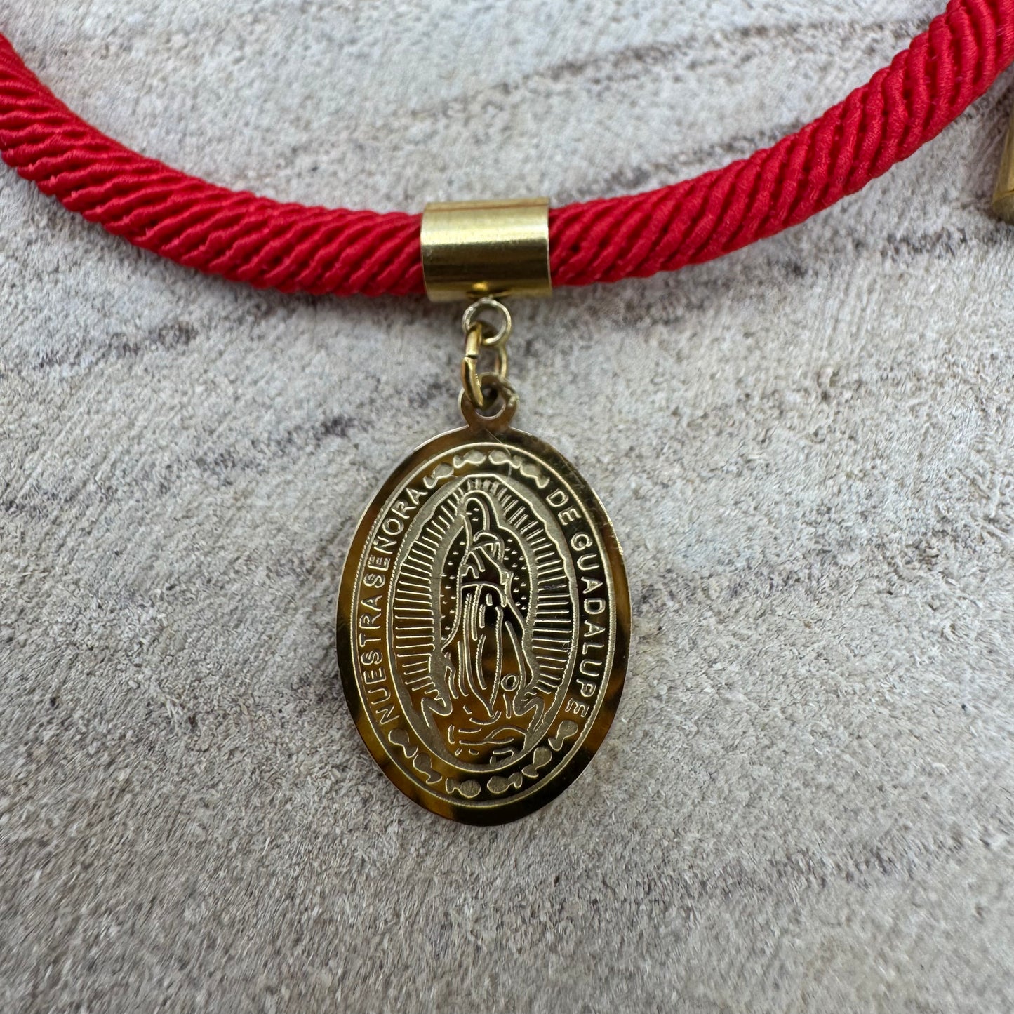 Pulseira Corda Vermelha Nossa Senhora de Guadalupe Dourada