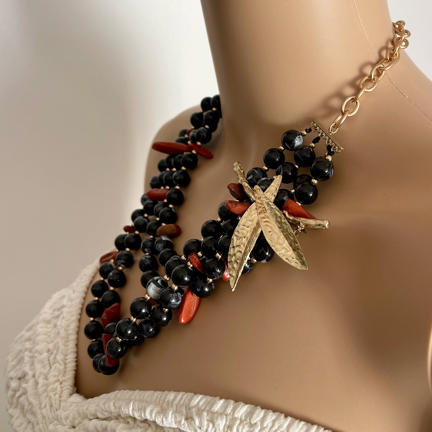 Colar com Estrela Dourada e Pedrinhas Pretas