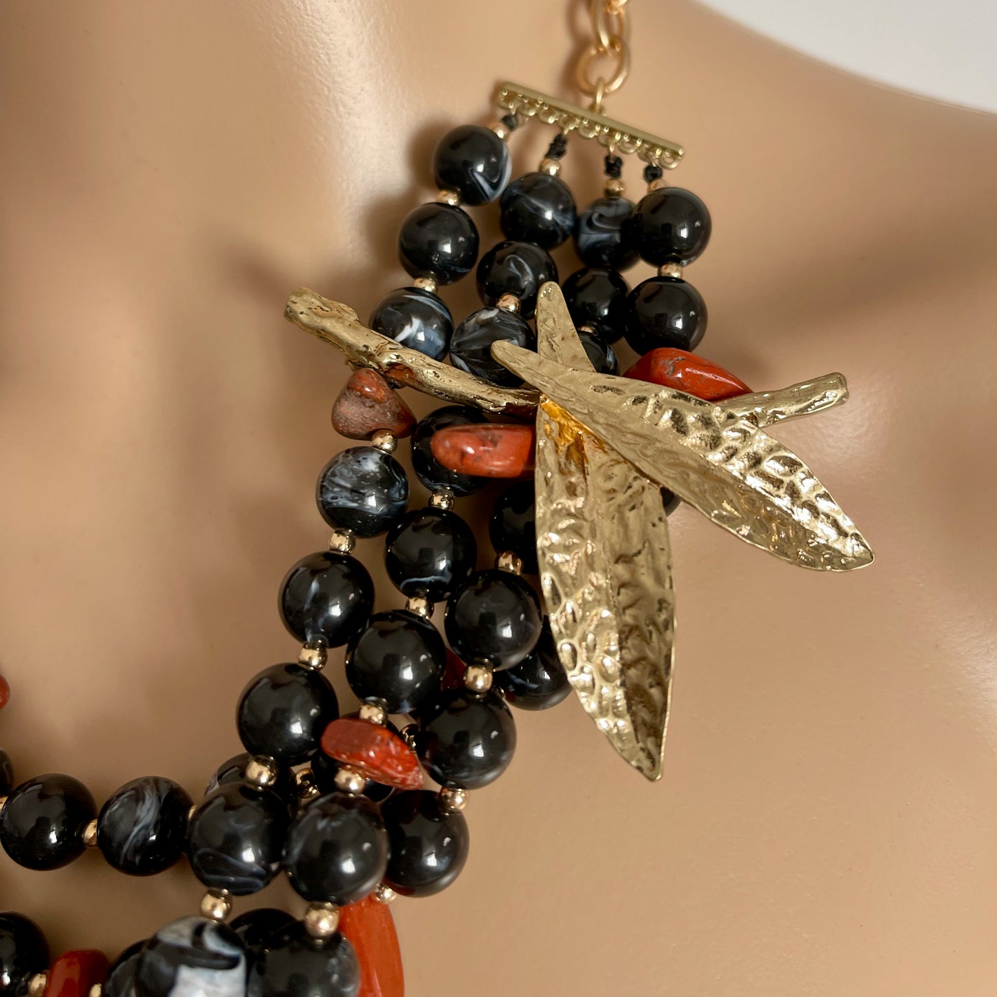 Colar com Estrela Dourada e Pedrinhas Pretas