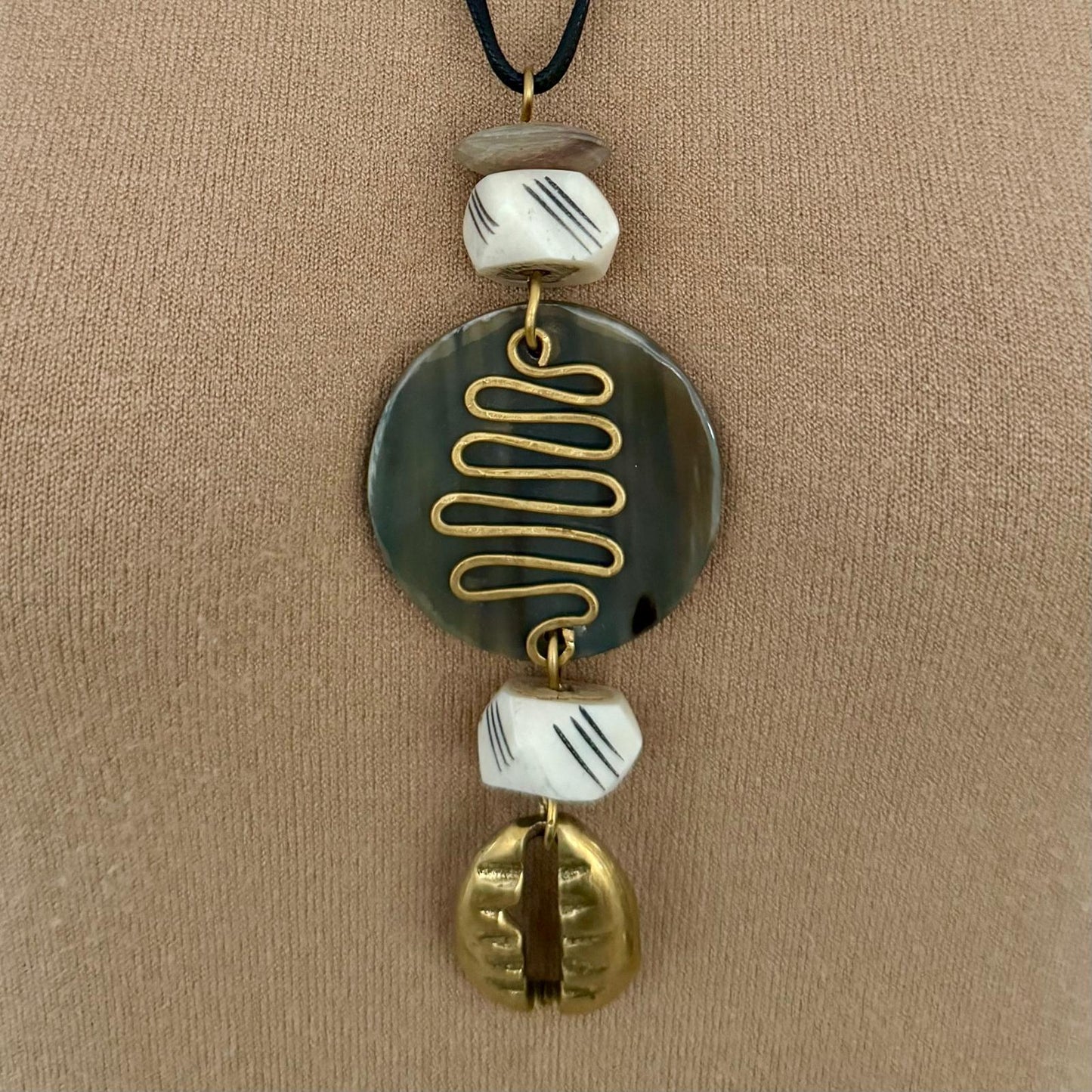 Colar Quenia, Serpent Grande de Latão