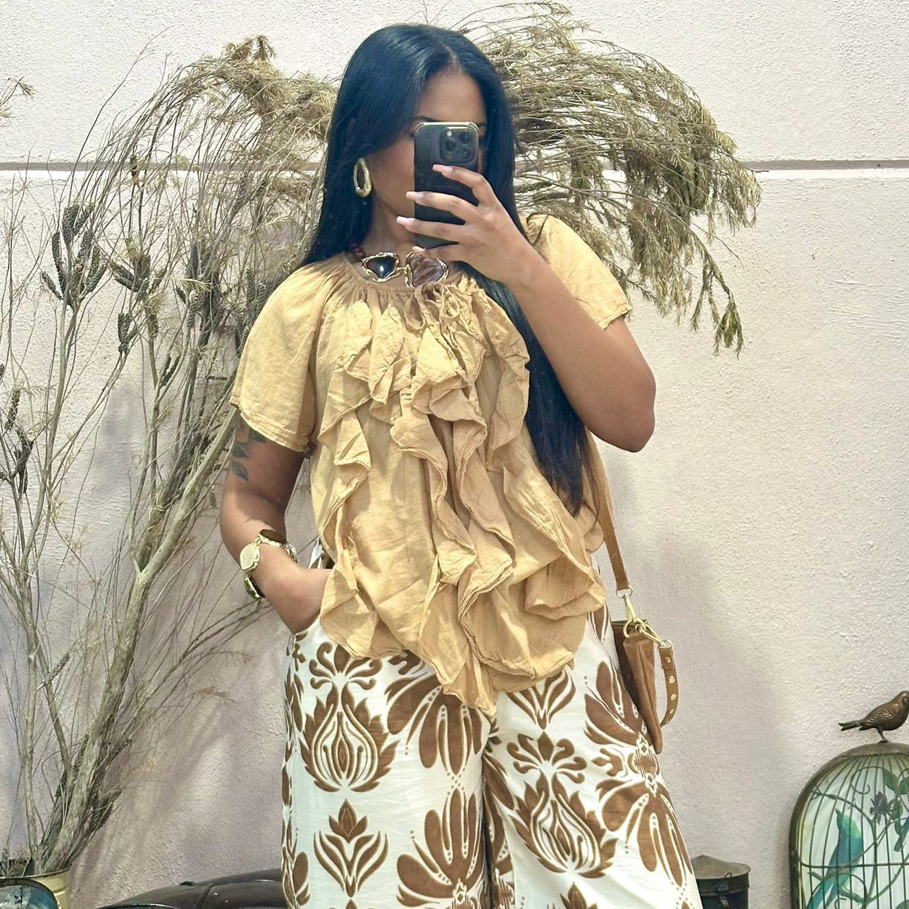 Blusa Bege, Folhos com Gola Amarração