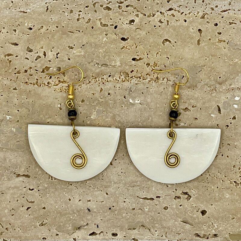Brincos Shabiki Caracol Longo (Branco)