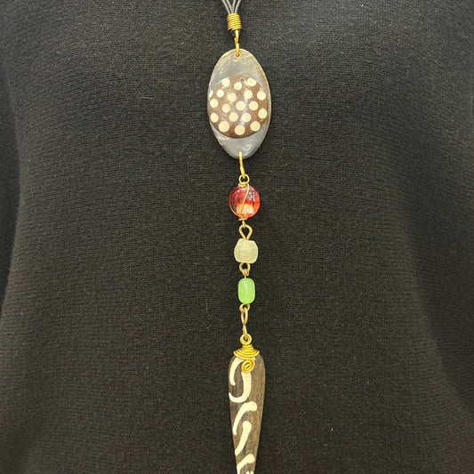 Colar Quenia, Miçangas Vermelhas com Simbolos de Latão