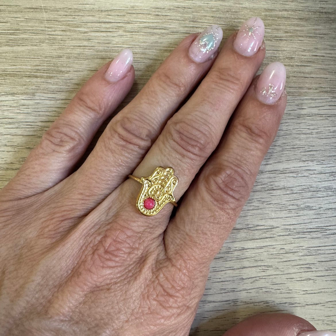 Anel Inox Mão Hamsa com Pedrinha (Dourado)