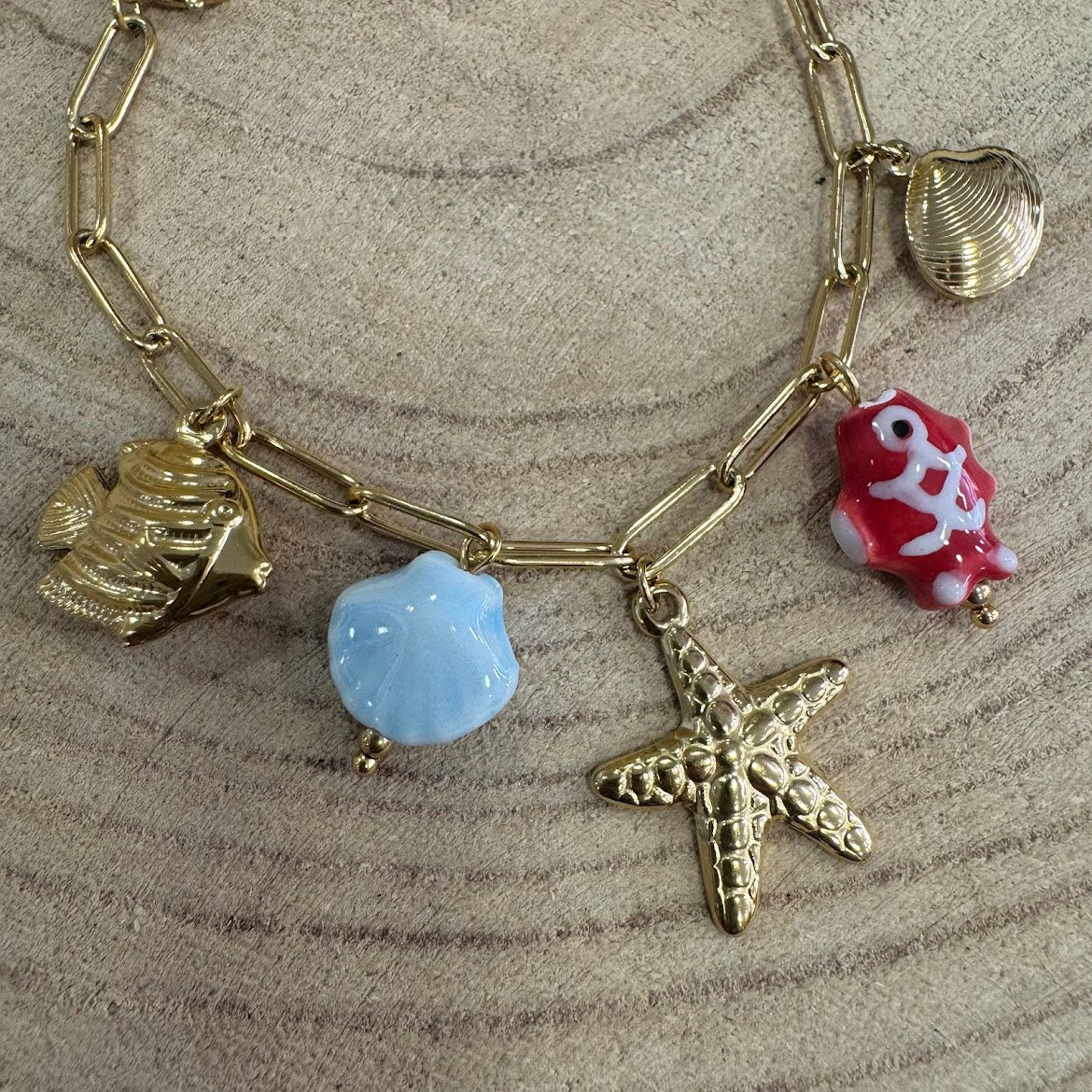 Pulseira Marinha Dourada, Peixe Vermelho