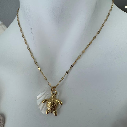 Fio Inox, Dourado, Concha Branca com Pendentes Marinhos (VARIEDADES)