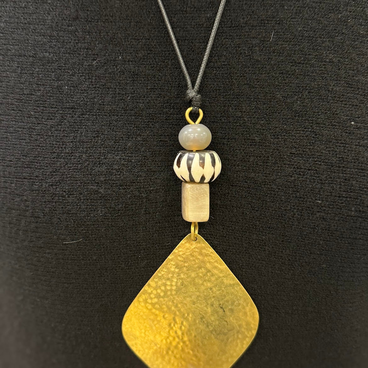 Colar Quenia, Chapa de Latão Diagonal, com Miçanga Preta e Branca