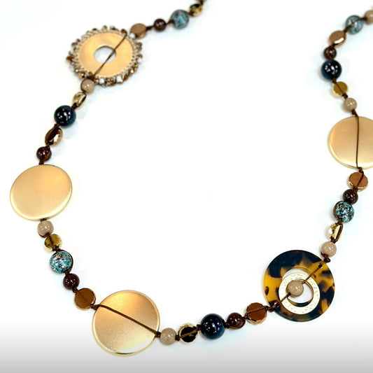 Colar Pele Sintética Castanho e Medalhas Douradas