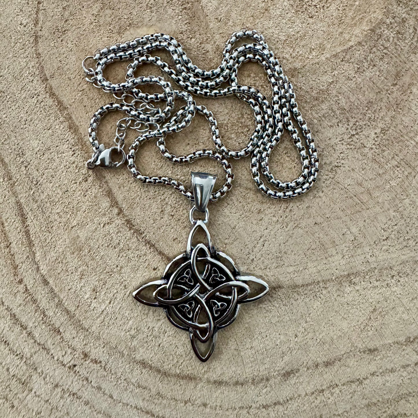 pendente Homem Prateado - Nó de Bruxa Irlandês