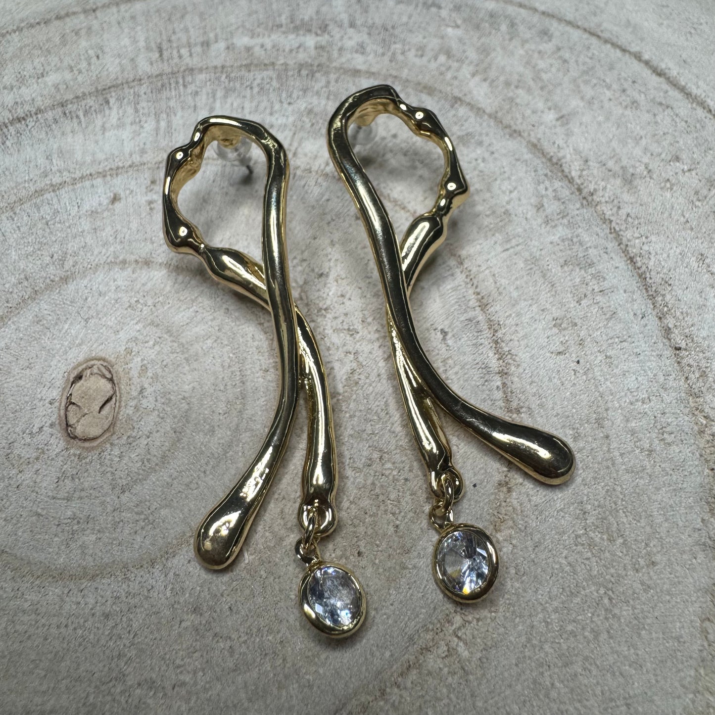 Brincos Dourados Torcidos com Brilhante Redondo Ponta