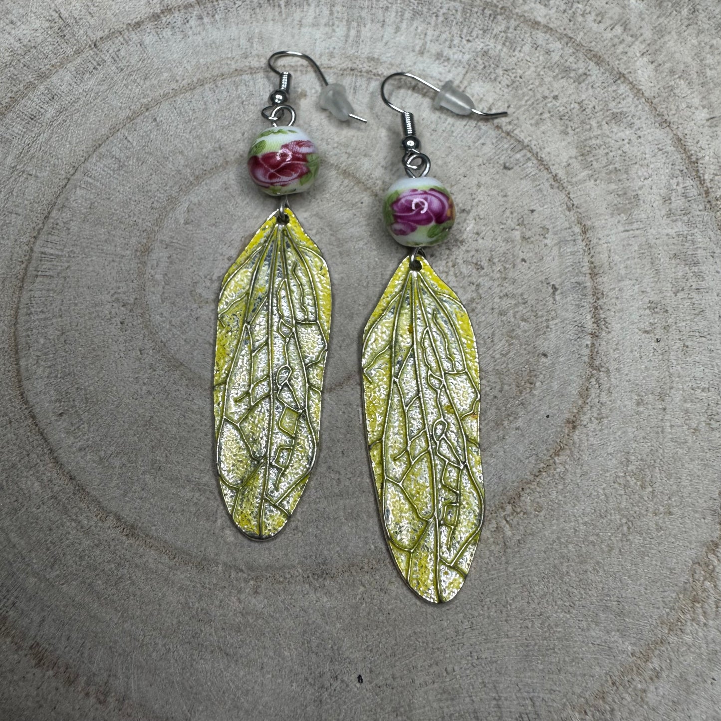 Brincos Folha Comprida Amarela com Conta Pintada