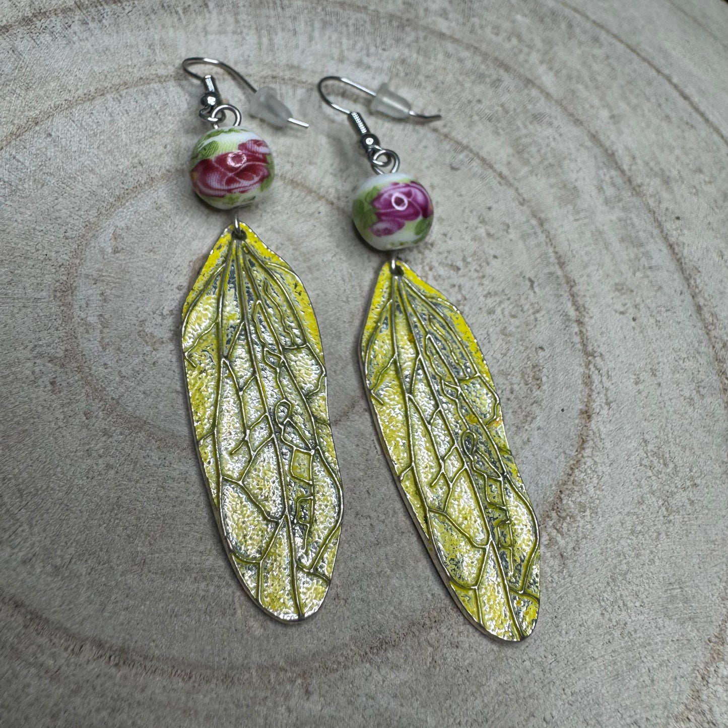 Brincos Folha Comprida Amarela com Conta Pintada