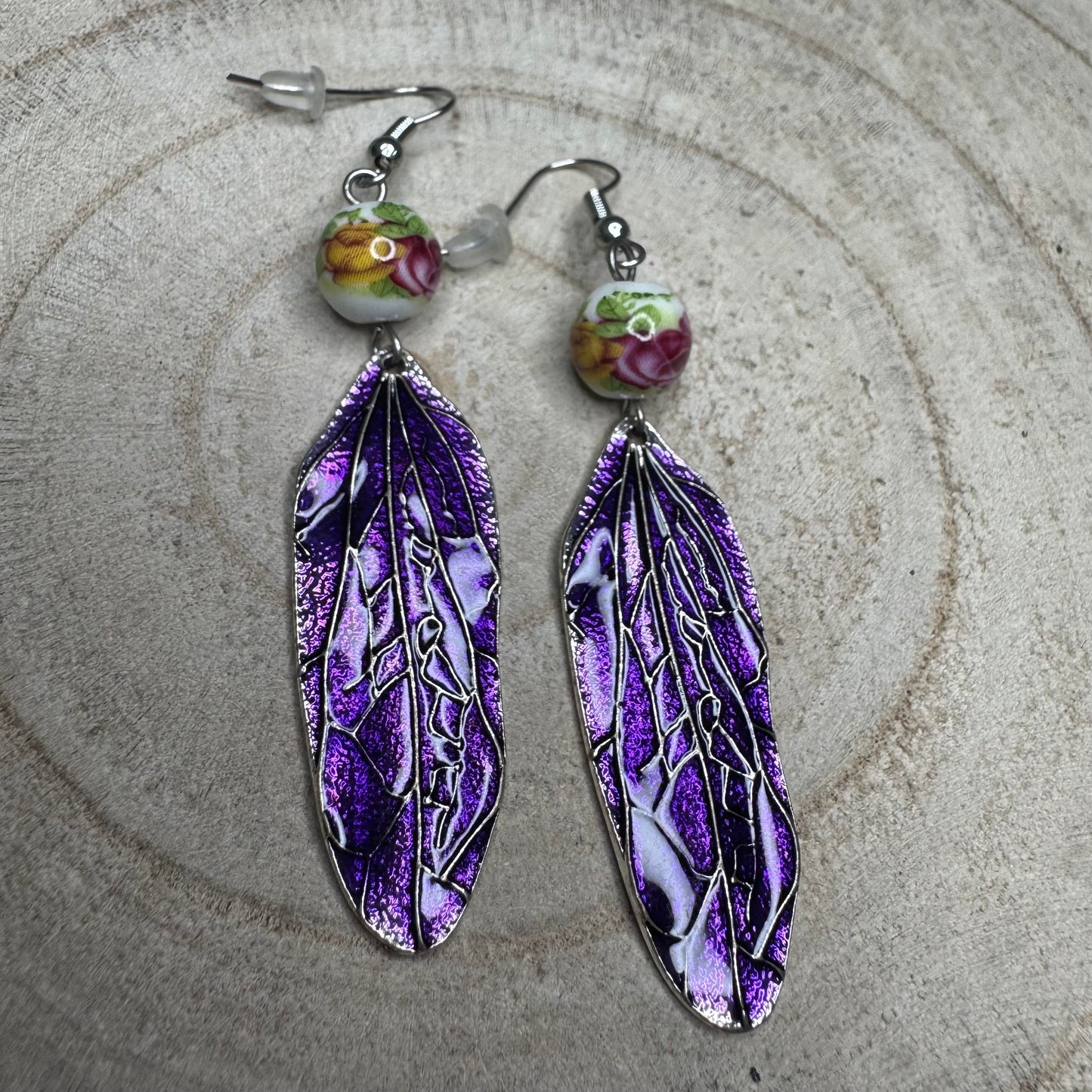 Brincos Folha Comprida Roxa com Conta Pintada