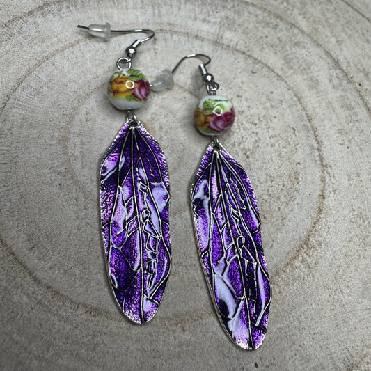 Brincos Folha Comprida Roxa com Conta Pintada
