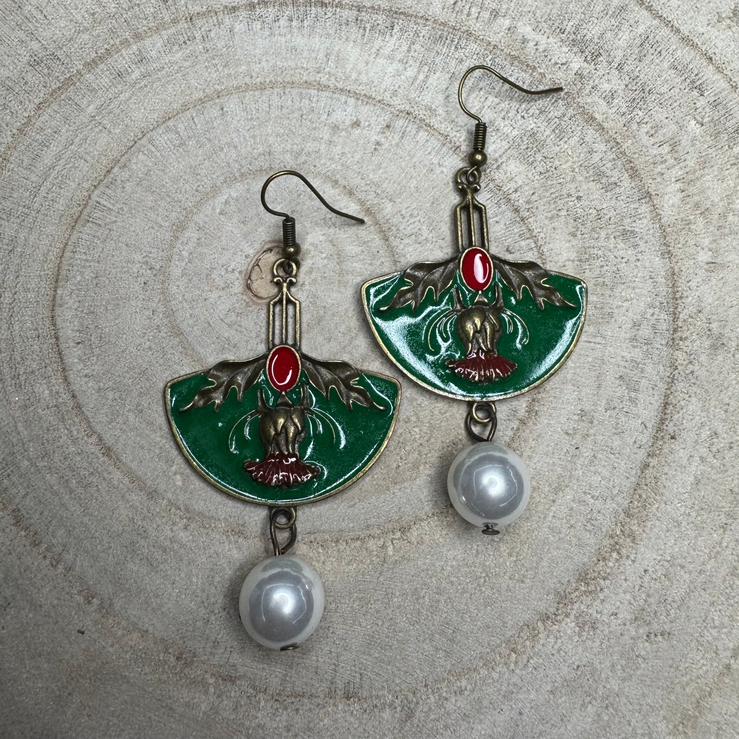 Brincos Rústicos  Verde e Vermelho com Pérola