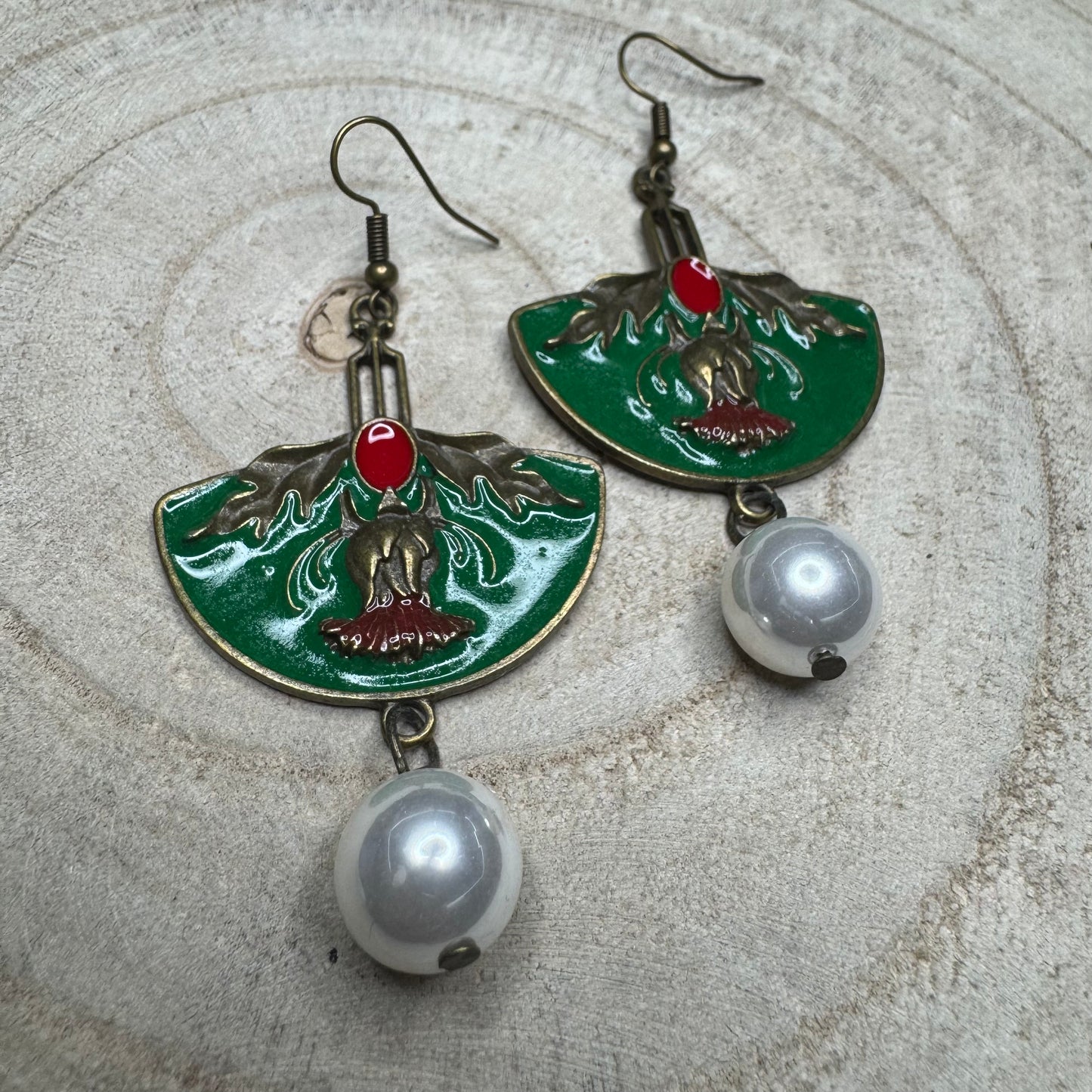 Brincos Rústicos  Verde e Vermelho com Pérola