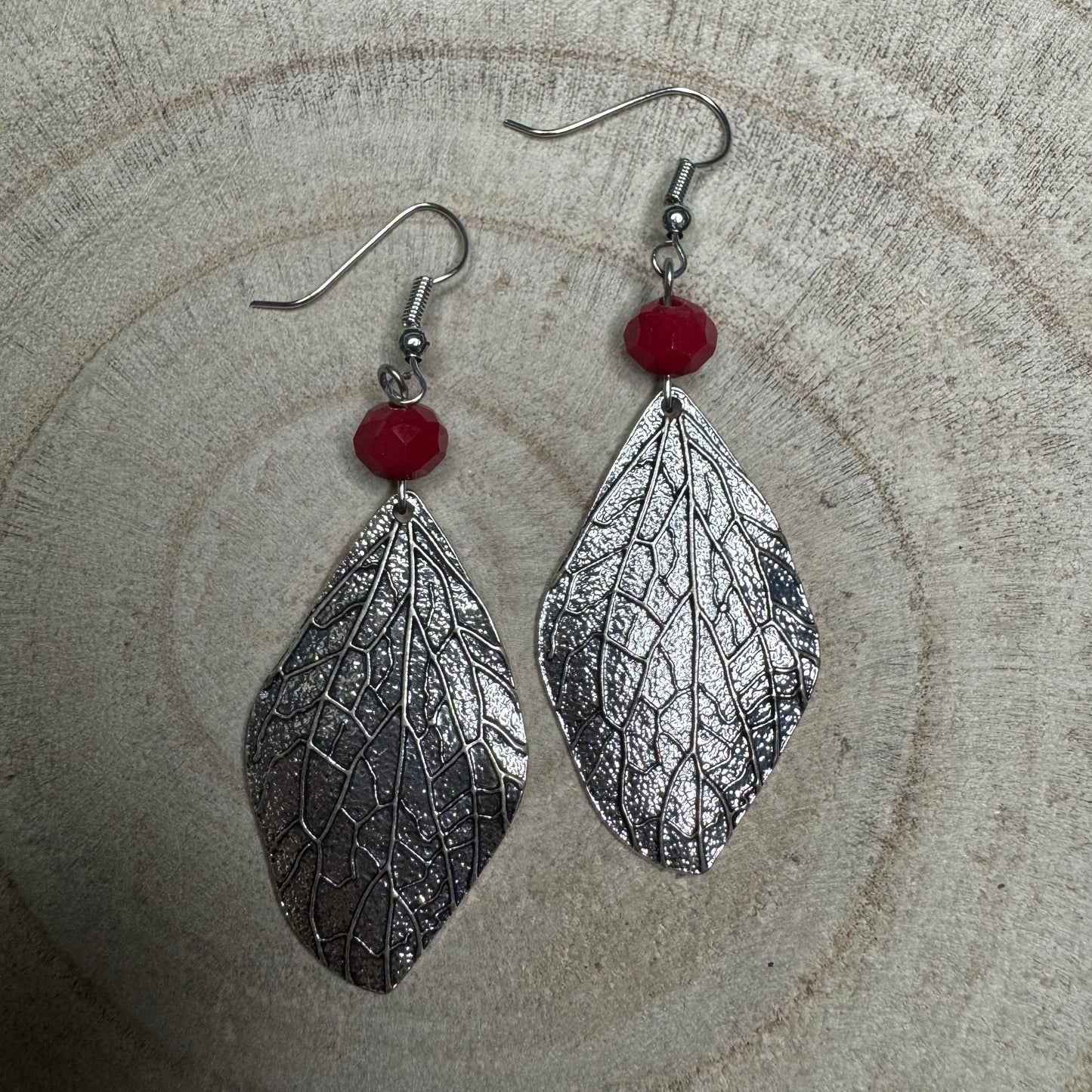 Brincos Rústicos Folha Prata com Missanga Encarnada