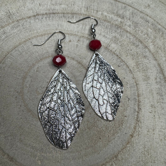 Brincos Rústicos Folha Prata com Missanga Encarnada