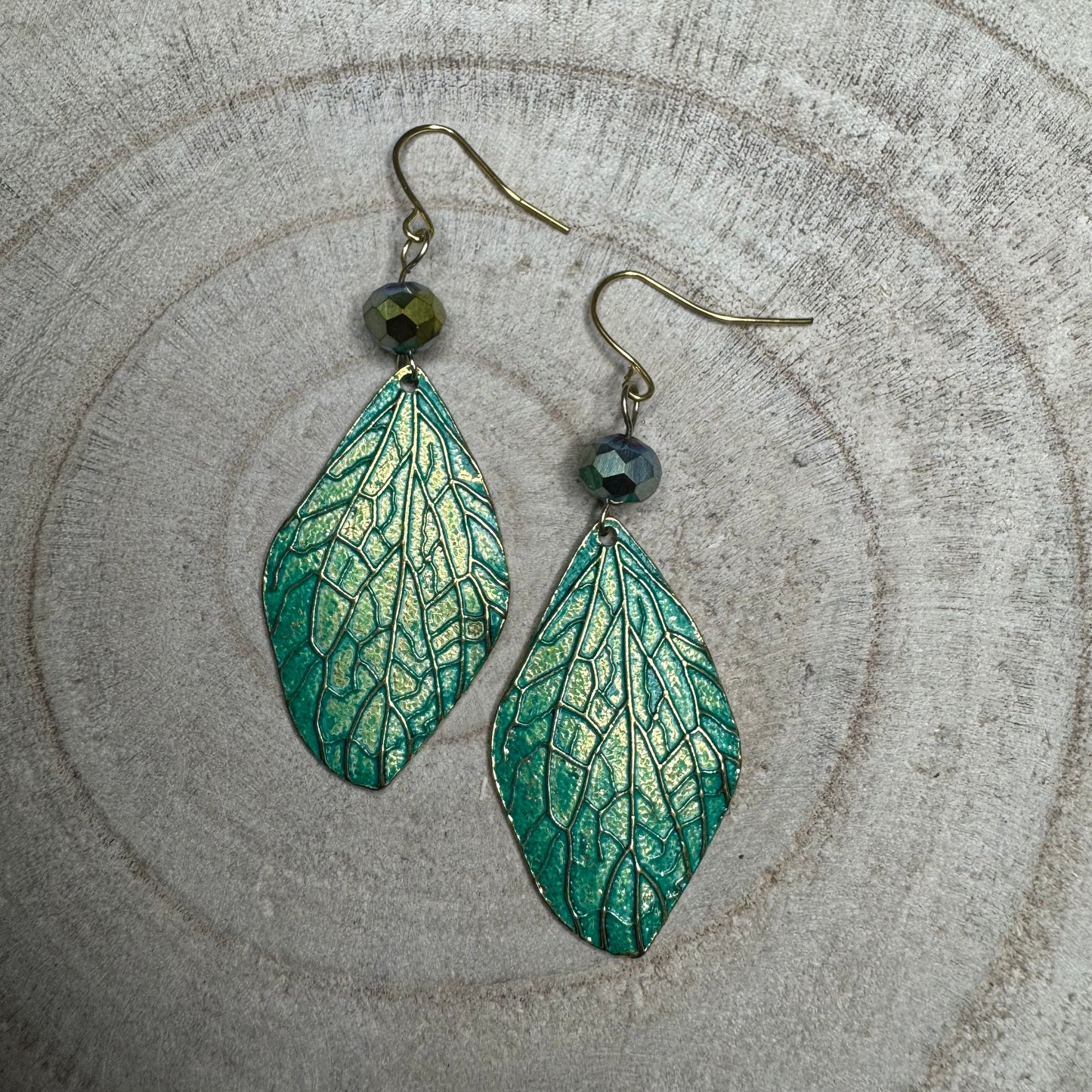 Brincos Rústicos Folha Verde e Dourado com Missanga