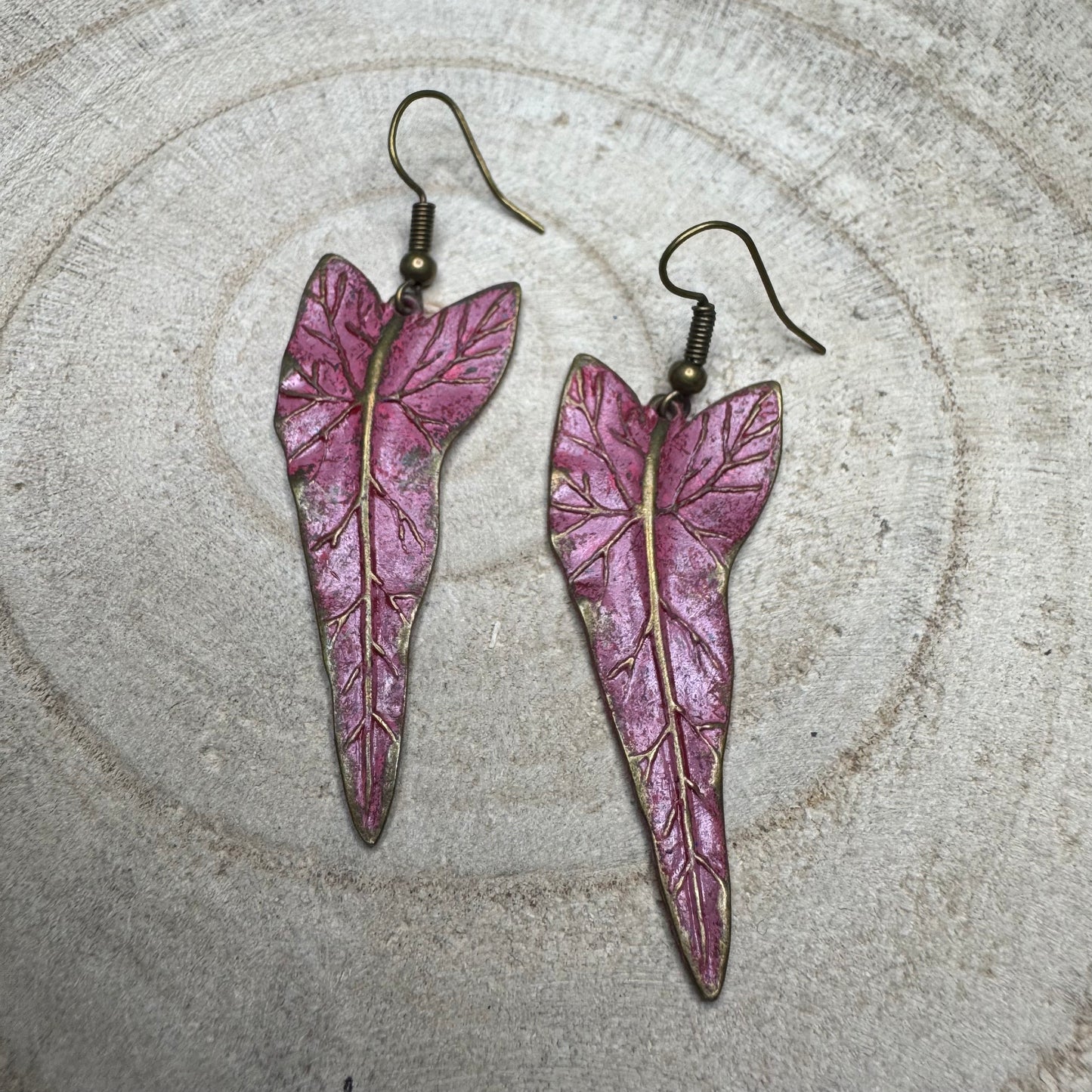 Brincos Rústicos Folha Coração Comprido Rosa