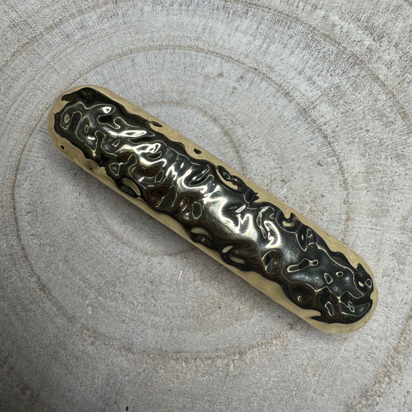 Prendedor de Cabelo Simples Traço Martelado Dourado