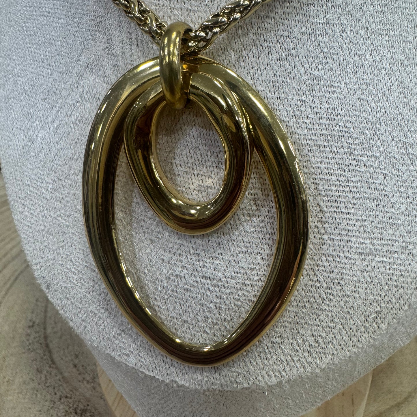 Colar Dourado Grosso Com 2 Argolas Tortas